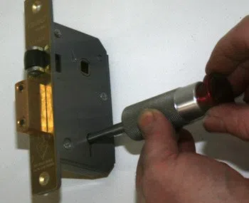 Phoenix Locksmith Solution Phoenix, AZ 602-687-4463 - 1a-Changing-Locks